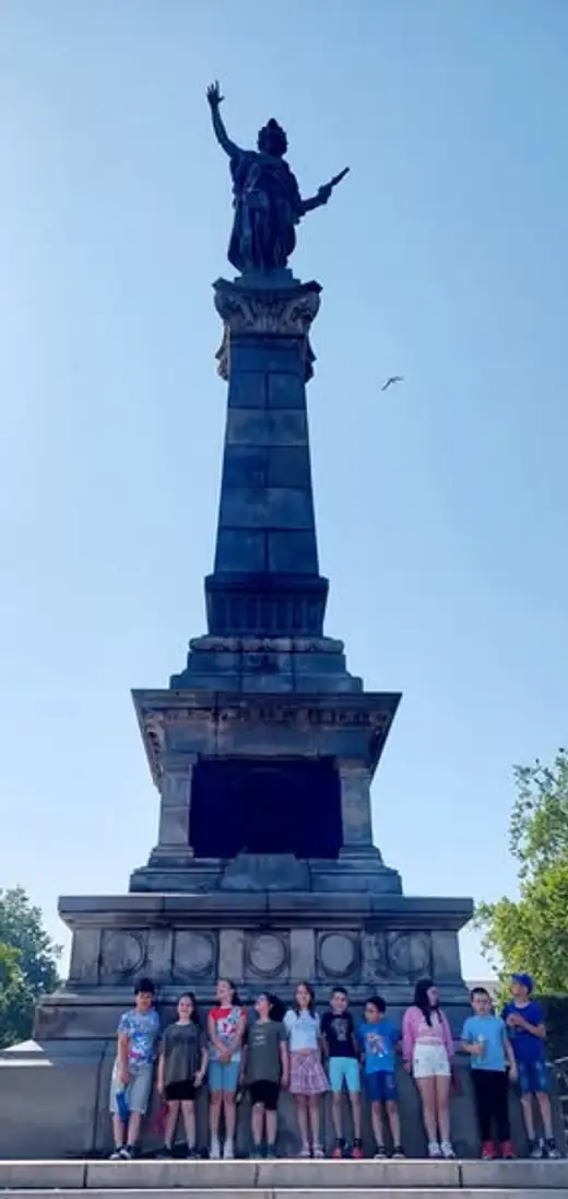 Децата стоят в основата на Паметника на свободата в Русе