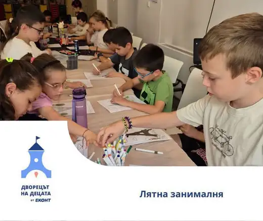 Деца оцветяват рисунки с флумастери около масата