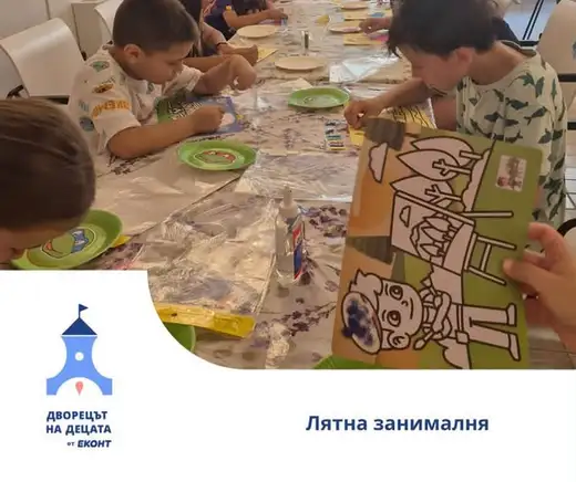 Дете държи оцветена хартиена театрална сцена с герои
