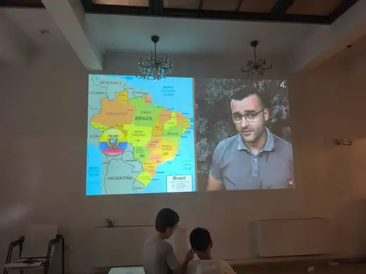 Проектирана карта на Бразилия и видео с водещ на стената на залата.