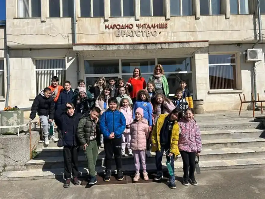 Група деца на стъпалата пред Народно читалище „Братство“.