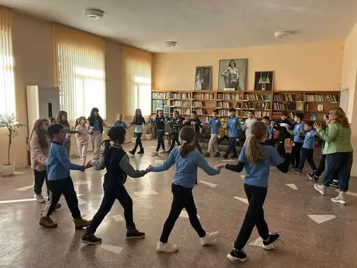 Деца играят хоро в библиотеката на читалището.