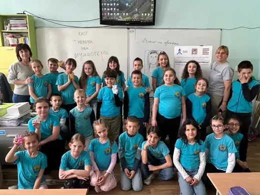 Групова снимка на клас в класната стая.